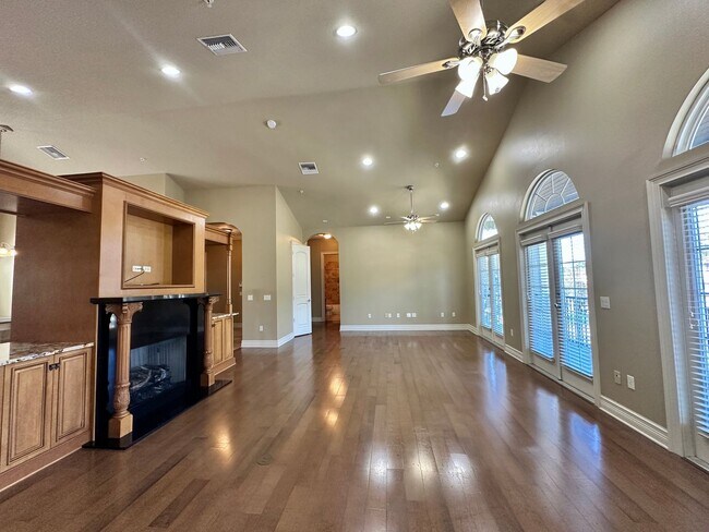 Building Photo - Spacious Haile Plantation Apartment – 3BR/...