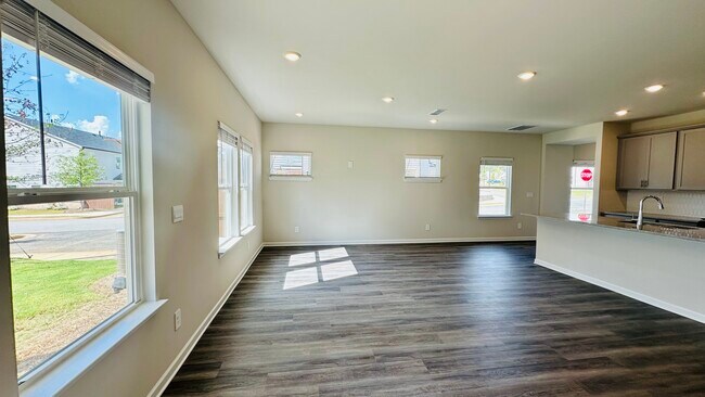 Building Photo - 690 Gabby Pt SW