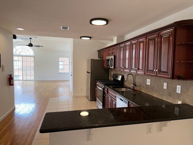 Building Photo - 2024 Grand Ave