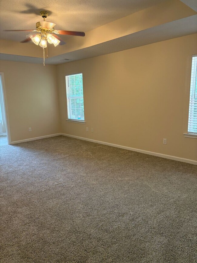 Building Photo - Large Home in Established Neighborhood