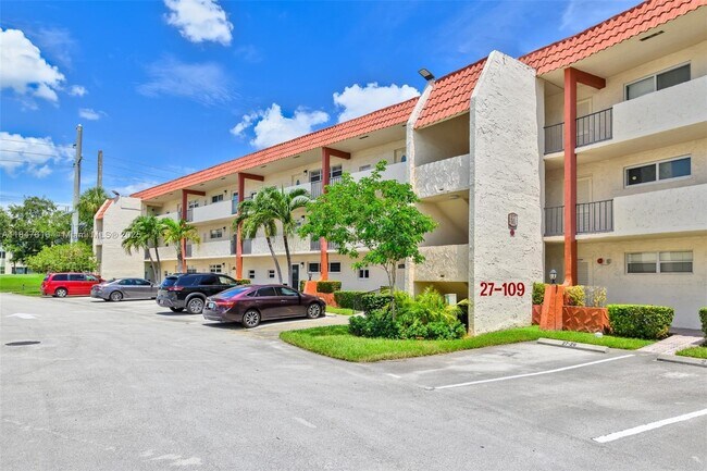 Building Photo - 681 S Hollybrook Dr