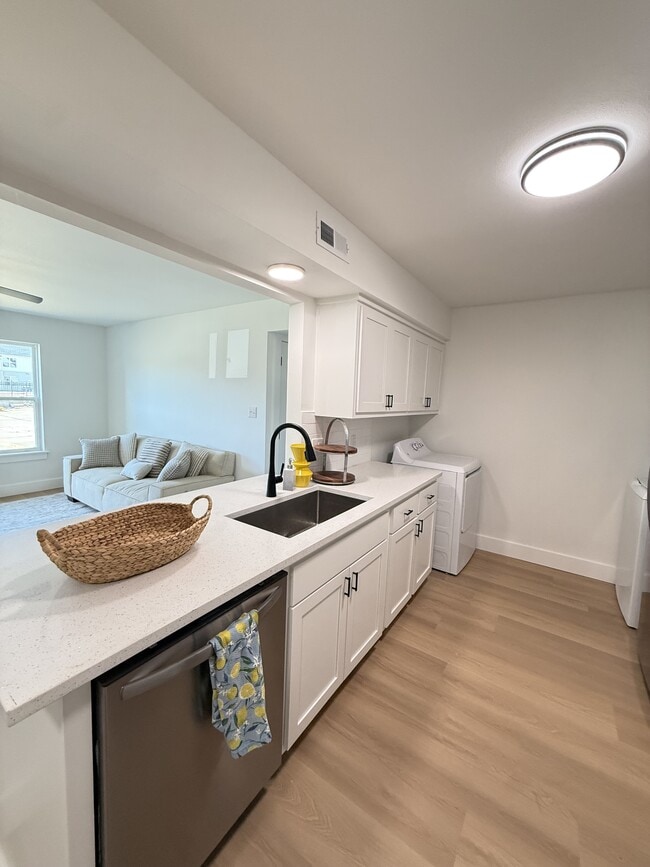 Building Photo - 1120 W Cato Springs Rd