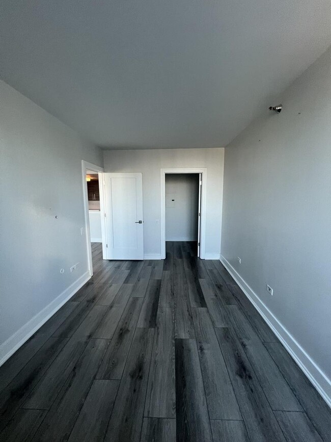 Building Photo - 1 bedroom in Chicago IL 60654