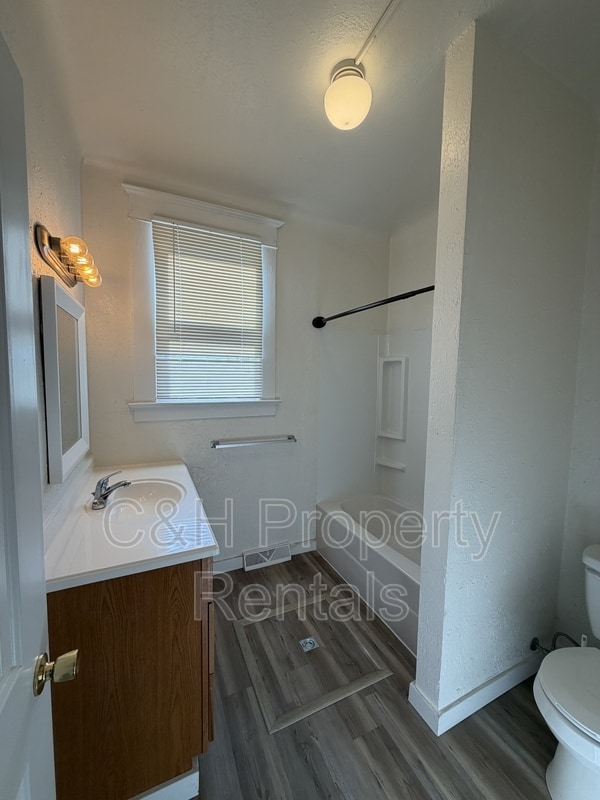 Building Photo - 32 Custer Ave