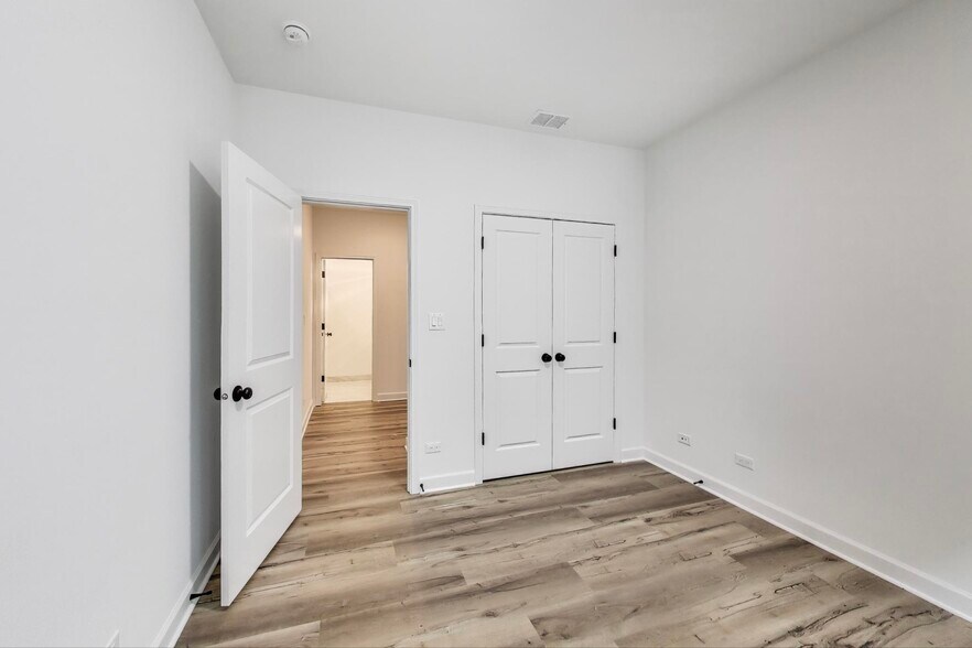 Building Photo - 5126 S Kenwood Ave