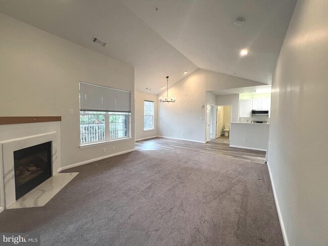 Building Photo - Gorgeous 2bd 2bth updated penthouse condo in sought after New Town community.