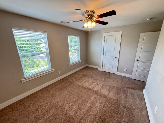 Building Photo - 432 Elegance Way