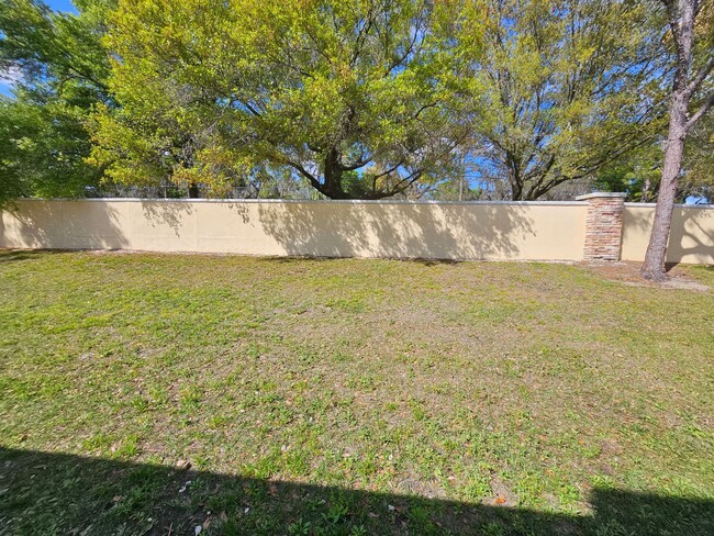 Building Photo - Brandon townhome with 2 bedrooms, 2 baths ...