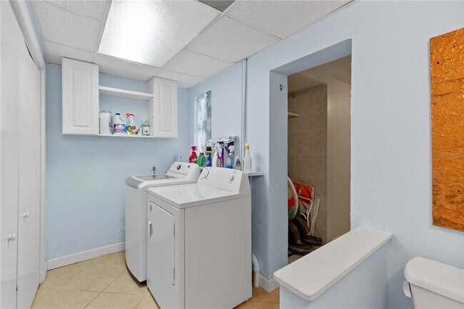 Building Photo - 7860 Holiday Dr
