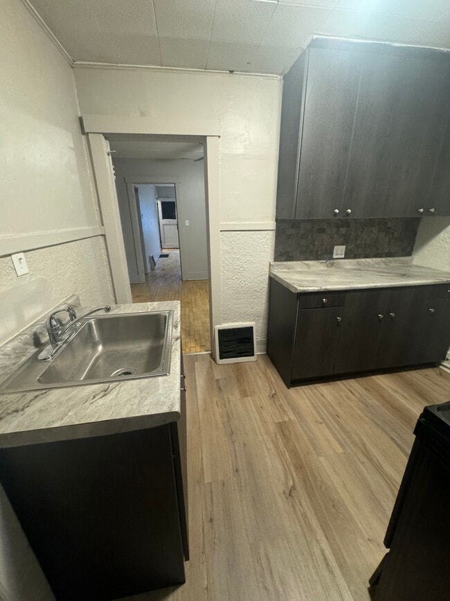 Building Photo - 165 Huff St