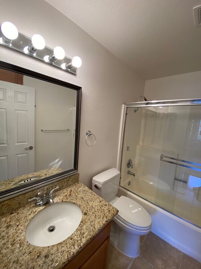 Building Photo - Awesome Condo - Complex W/ Pool, Gym & BBQ...