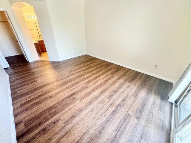 Building Photo - Fully upgraded condo with new flooring, paint, and appliances in Southwest Las Vegas