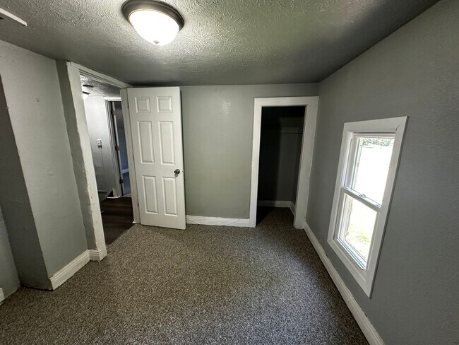 Building Photo - 723 W Shirland Ave