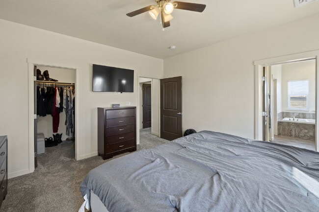 Building Photo - Spacious 3-Bed, 2-Bath Modern Home on 1.16...