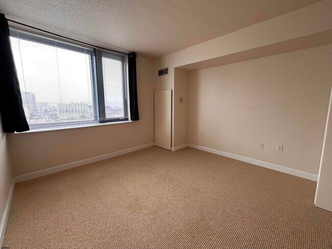 Building Photo - 526 Pacific Ave