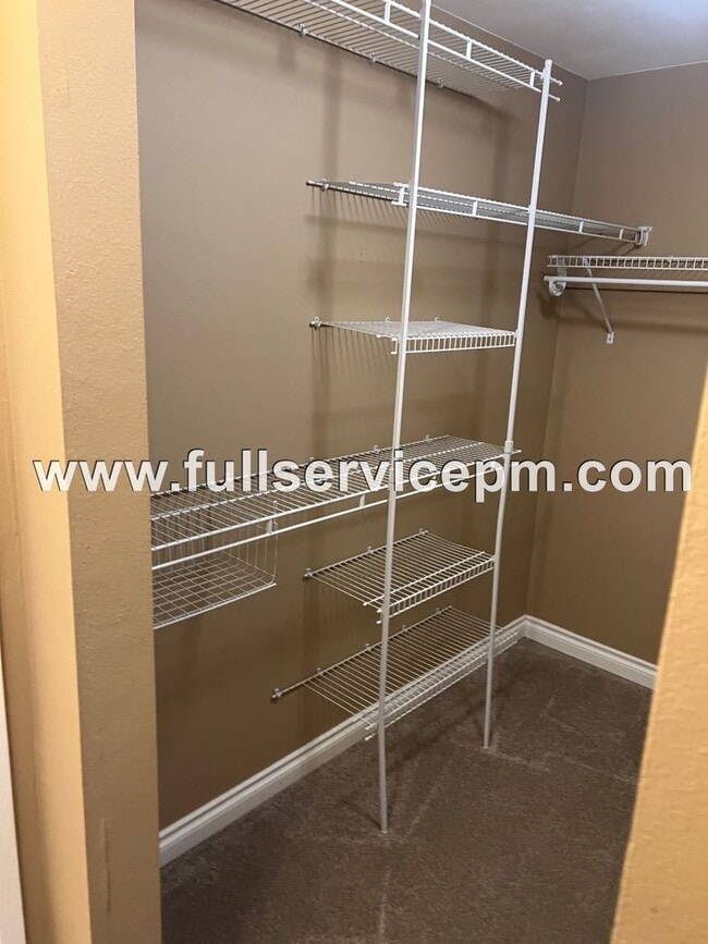 Building Photo - Large condo w/ sauna