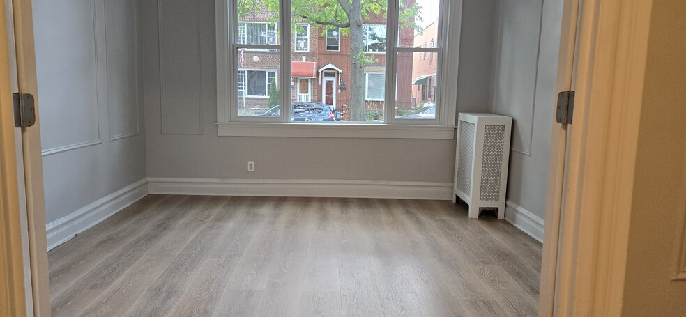 Building Photo - 2441 Crescent St