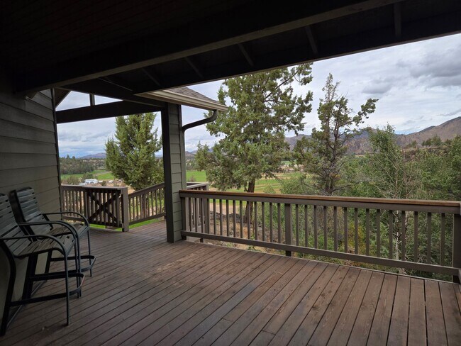 Building Photo - Stunning Views, Executive Home in Equestrian Meadows Redmond