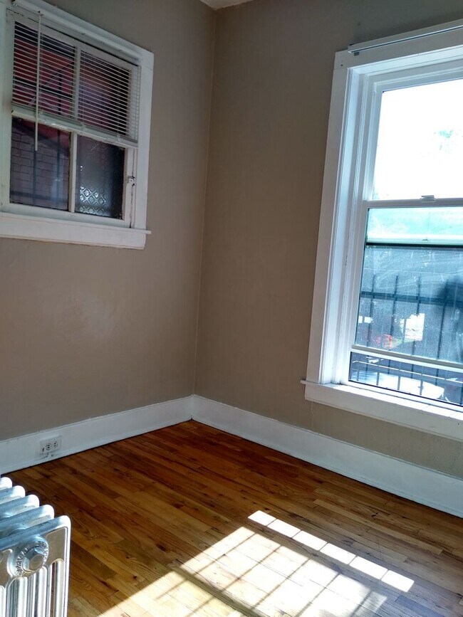 Building Photo - Charming Cap Hill 1 Bedroom w/ Claw Foot Tub