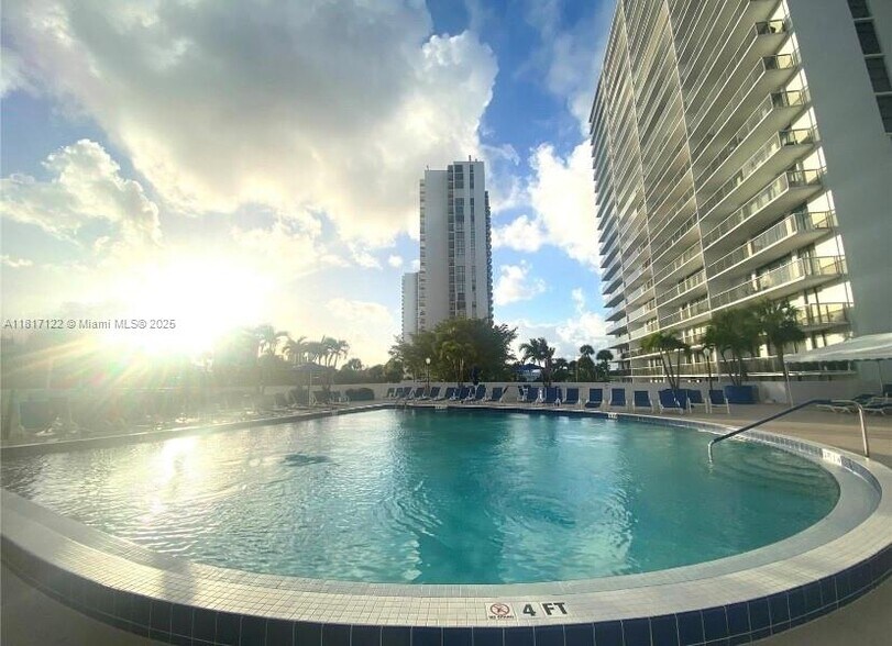 Building Photo - 3731 N Country Club Dr