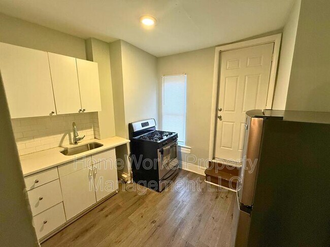 Building Photo - 2449 Barclay St