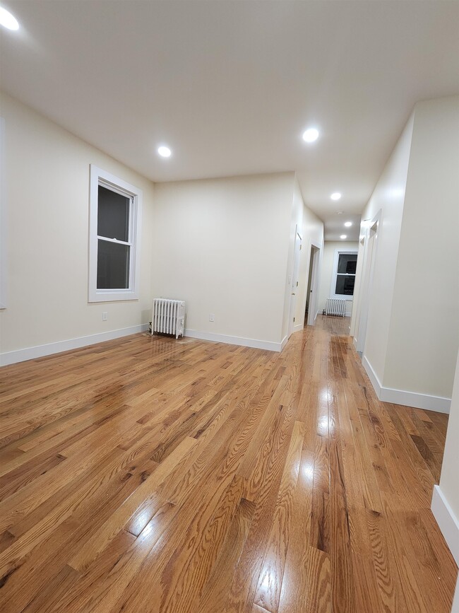 Building Photo - 203 Custer Ave