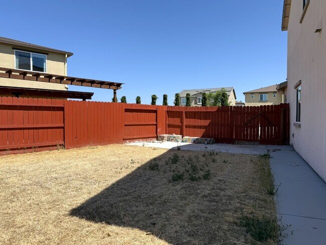 Building Photo - Spacious 4 bedroom/2 bath home waiting to ...