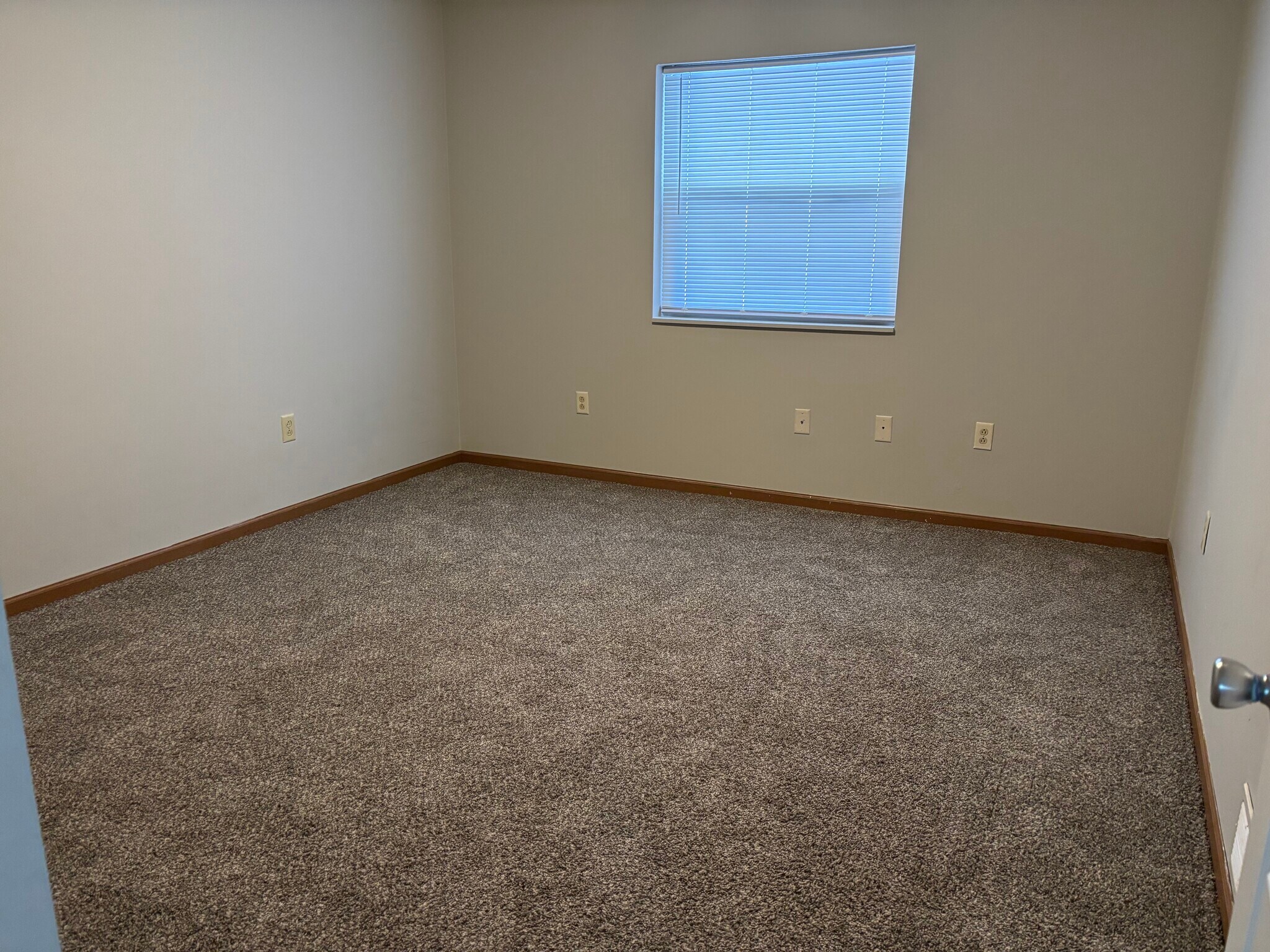 Building Photo - 4937 N River Rd