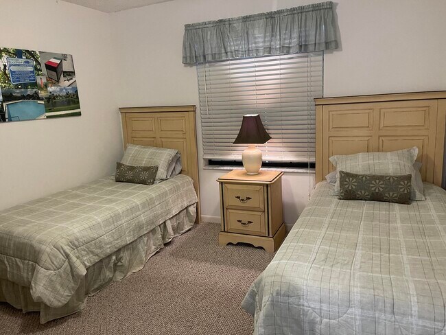 Building Photo - 1401 Pinecrest Cir