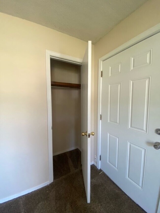 Building Photo - Great Duplex! 2 Bed, 1 Bath