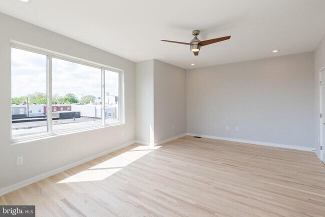 Building Photo - 1351 S Myrtlewood St