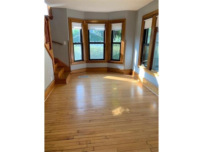 Building Photo - 522 View St