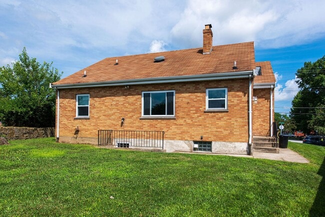 Building Photo - WESTWOOD-4 BEDROOM 2 BATH WITH OPEN FLOOR ...