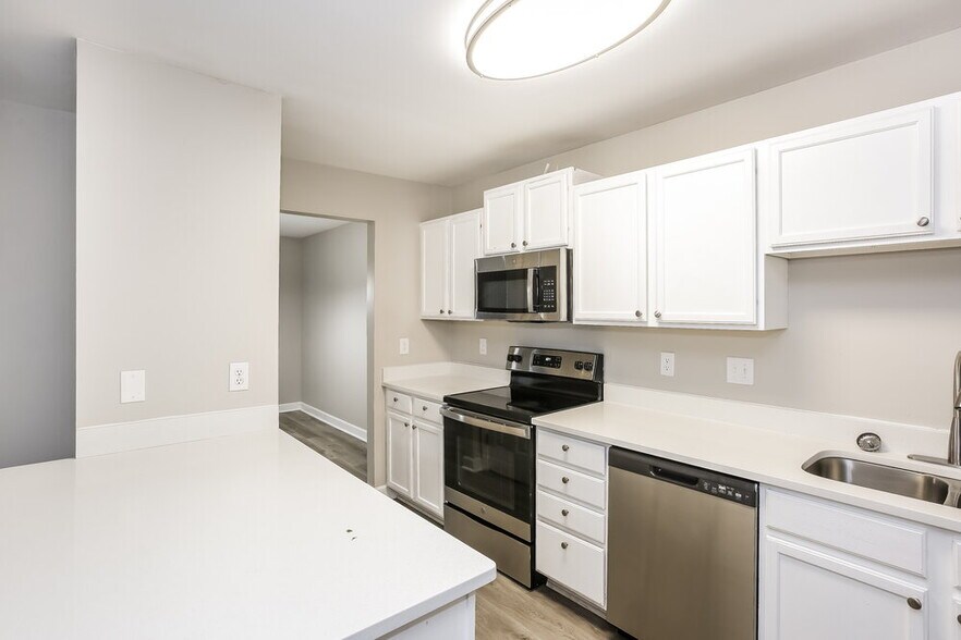 Building Photo - 735 Continental Dr