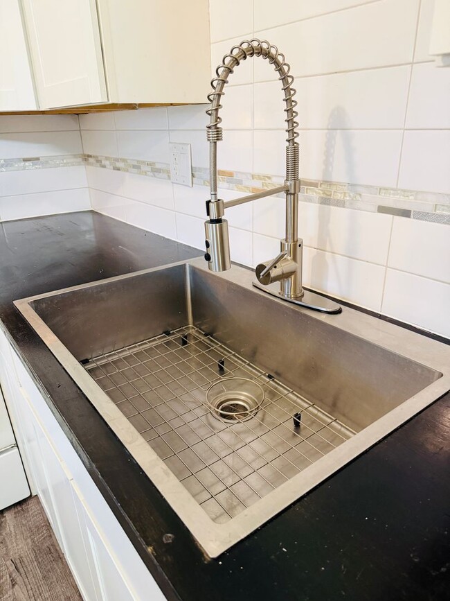 Building Photo - Spacious 2 Bedroom Hazelwood Apartment