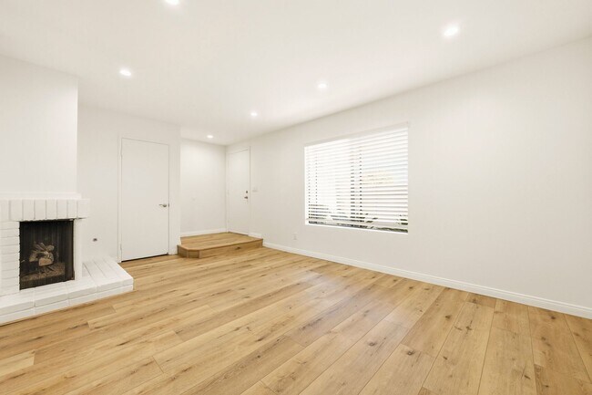 Building Photo - Remodeled 3bd/2.5bath steps from beaches, Racetrack, and Cedros Design district