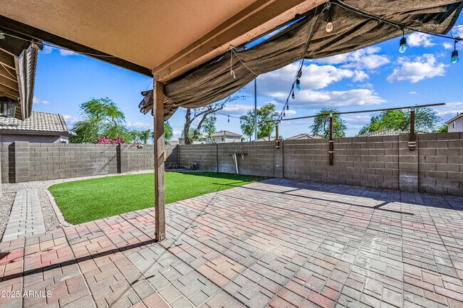 Building Photo - 757 E Wildhorse Dr