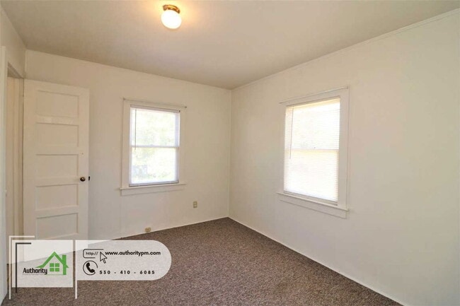Building Photo - 1825 Grand Coulee Blvd