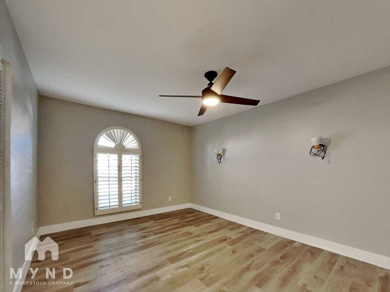 Building Photo - 7043 E Hearn Rd