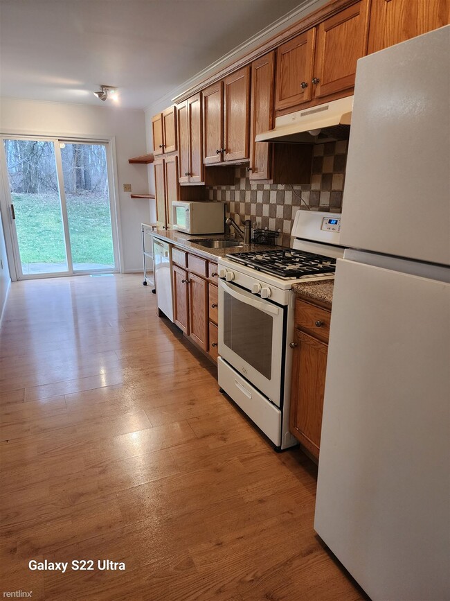 Building Photo - 3 br, 2.5 bath Townhome - 1585 Pinewind Drive