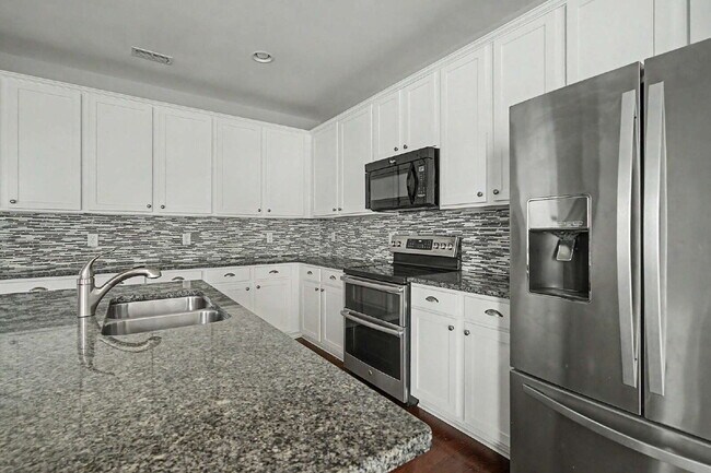 Building Photo - 5-Bedroom Home w/ Fenced-in BackYard in Knightdale