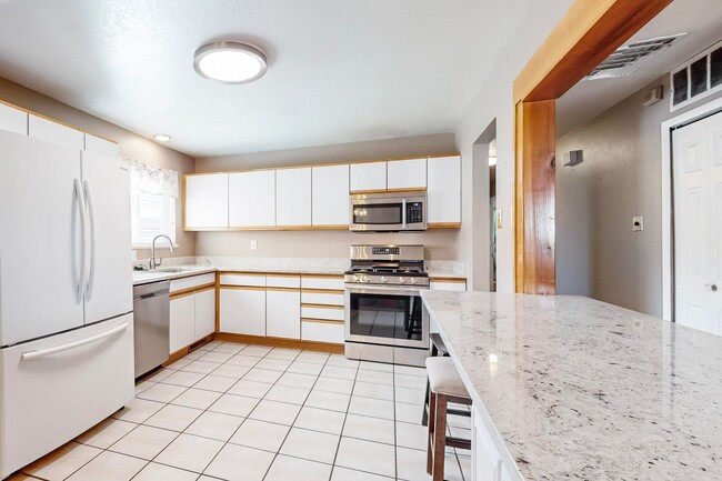 Building Photo - LOMAS/JUAN TABO 3 Bedroom 2 Bath 1/CG