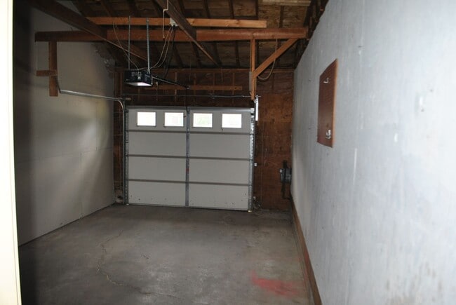 Building Photo - 2 Bedroom 1.5 Bathroom duplex in Hudson