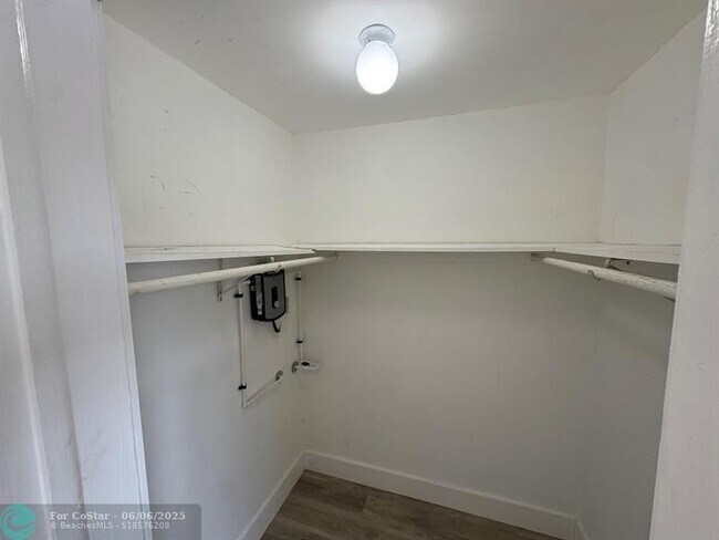 Building Photo - 1816 E Oakland Park Blvd