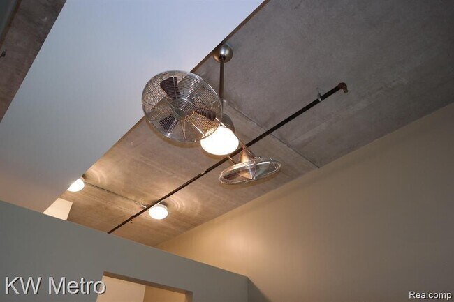 Building Photo - 350 N Main St