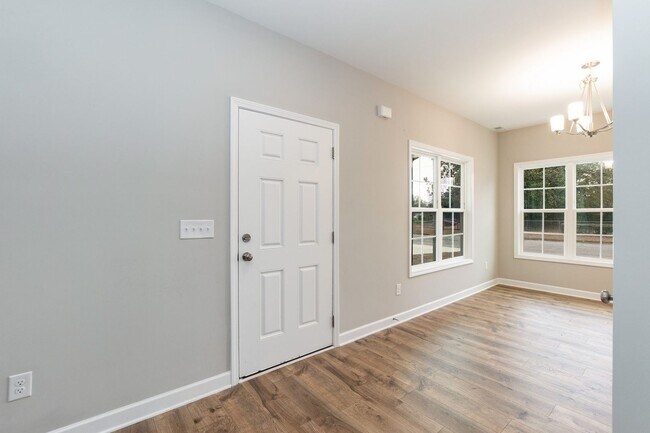 Building Photo - Three Bedroom Home!