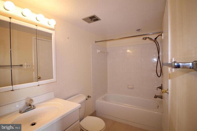 Building Photo - 7401 Westlake Terrace