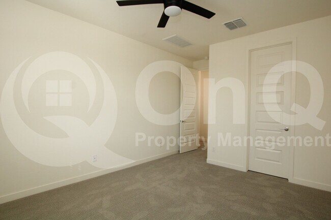 Building Photo - 943 E Danbury Dr