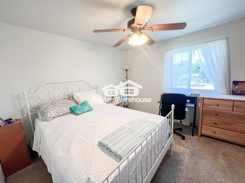 Building Photo - 4392 Deephaven Ct