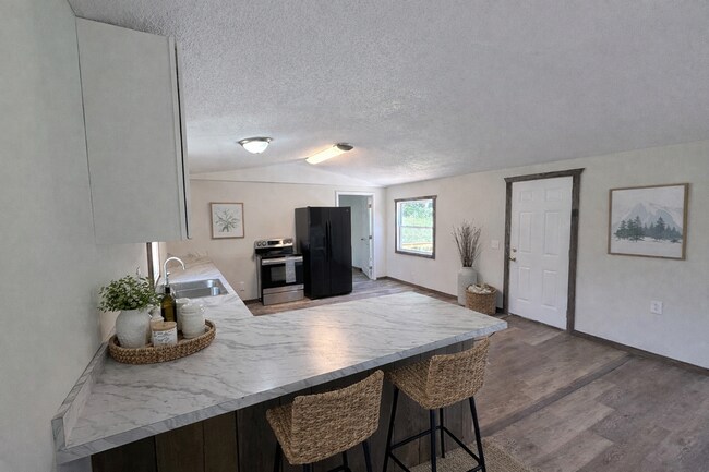 Building Photo - Fully Remodeled 3 Bedroom, 2 Bath Home in the Country – Versailles, KY